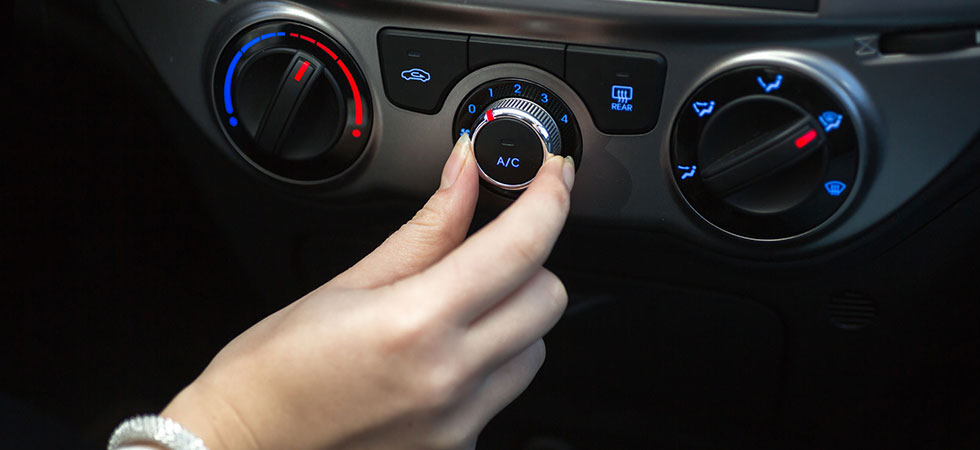 Klimaanlage im Auto: Erst richtig lüften und dann runterkühlen